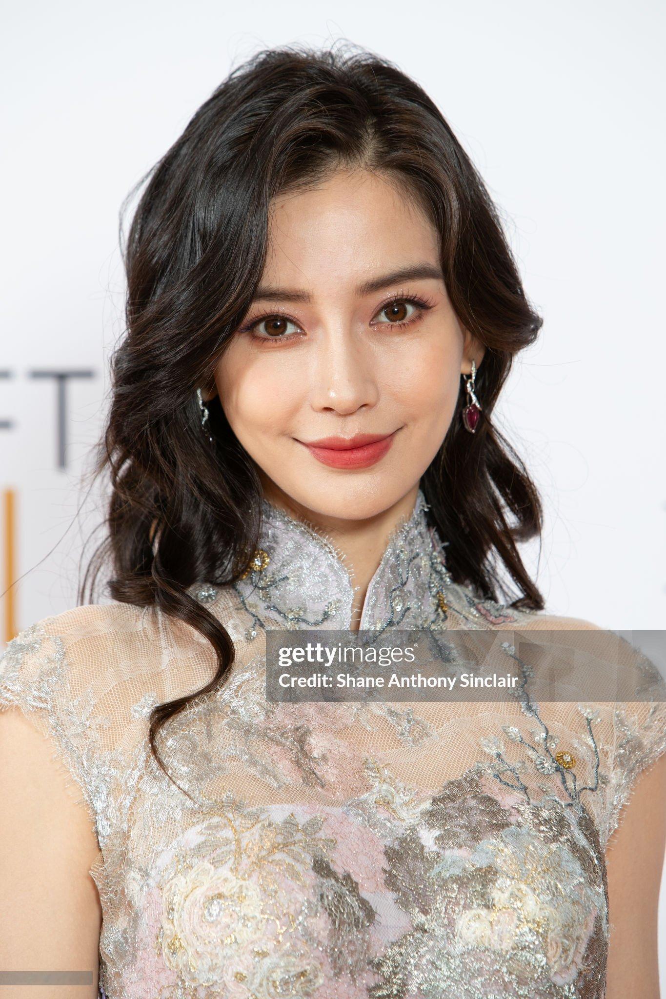 Angelababy亮相英国电影学院奖晚宴，身穿刺绣拖尾长裙，优雅端庄，继迪拜酒