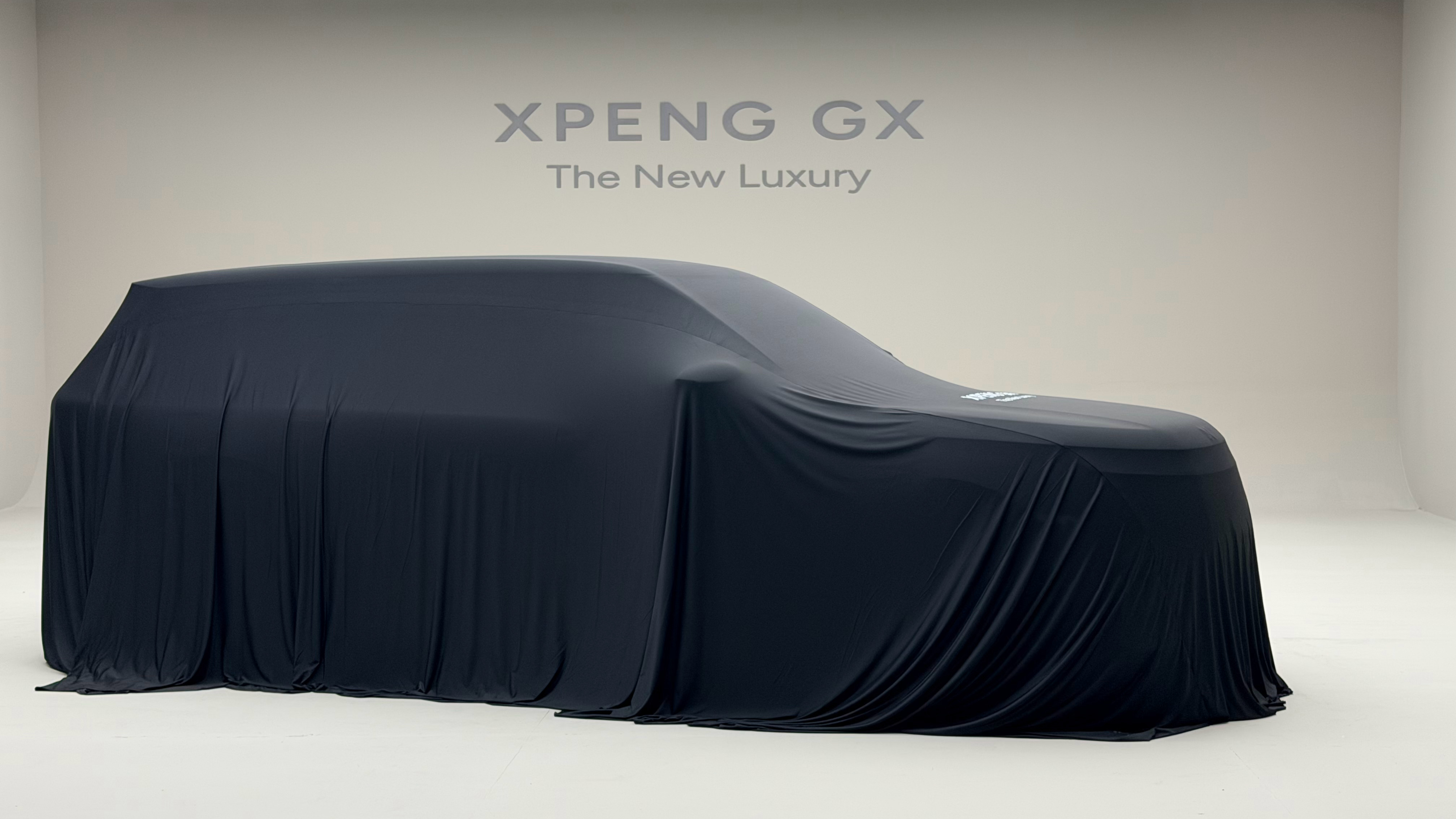 聚伙片场一日游，今天拍三台车。早上第一台就是一台超级大的六座 SUV，手机镜头在