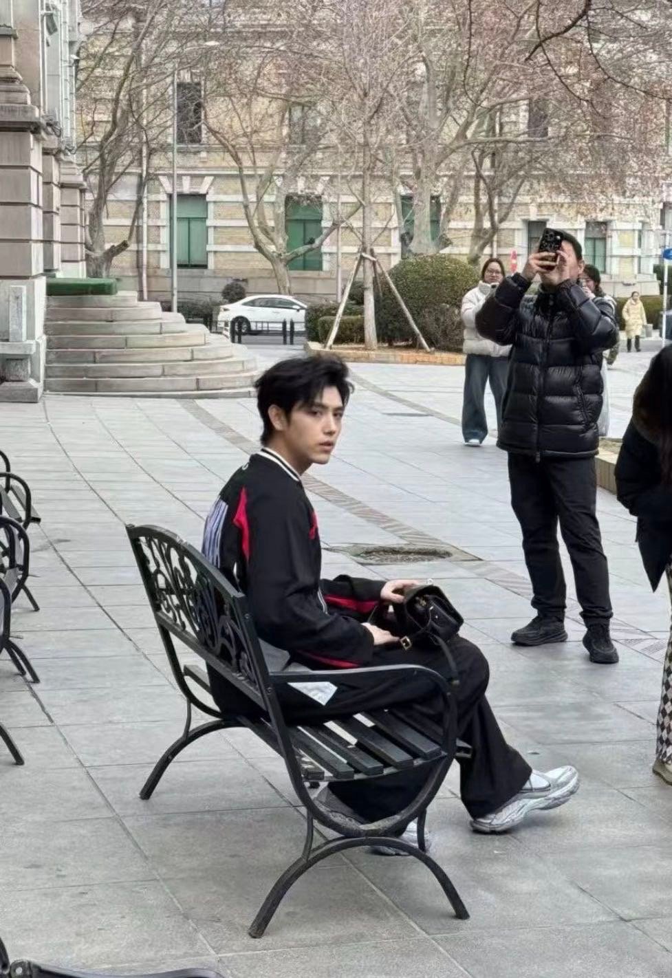 买烤冷面偶遇陈飞宇 陈飞宇在街头被偶遇，旁边还跟着工作人员，看着像在拍东西。网友