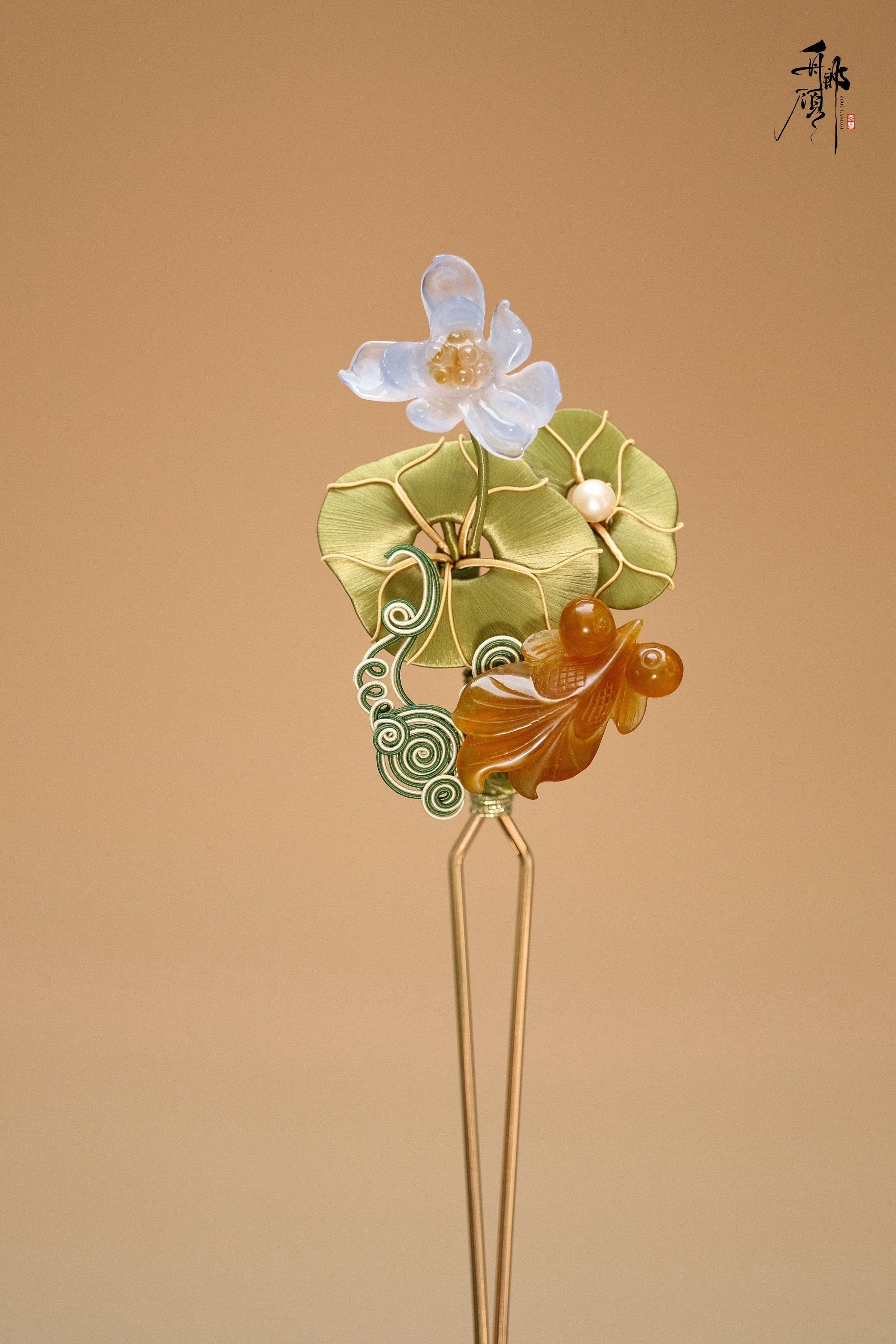 荷风摇影，金鱼曳尾搅碎一池夏光。当缠花遇上天然石。