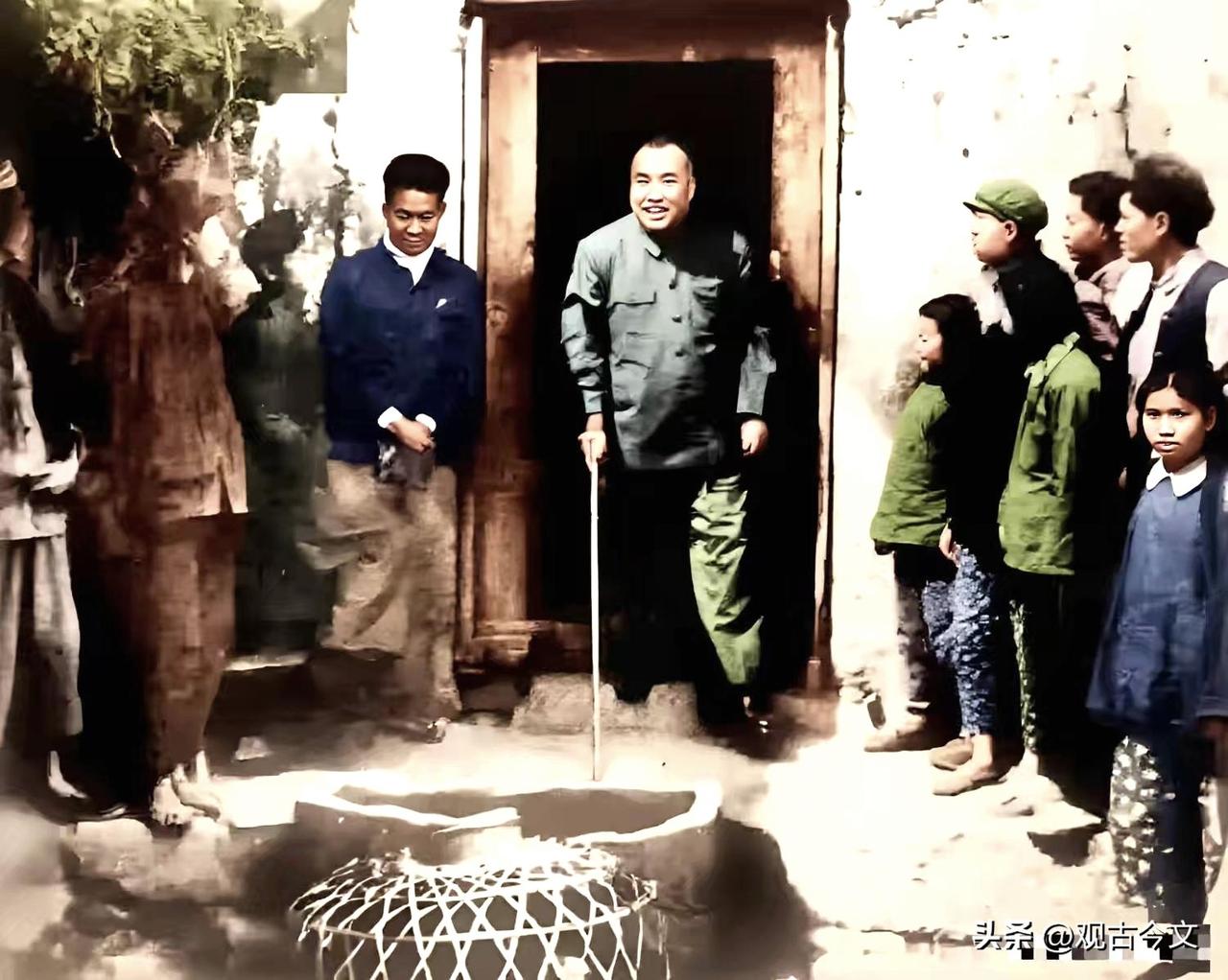 1960年朱德元帅回到家乡四川仪陇县马家镇朱家大湾时在故居的留影