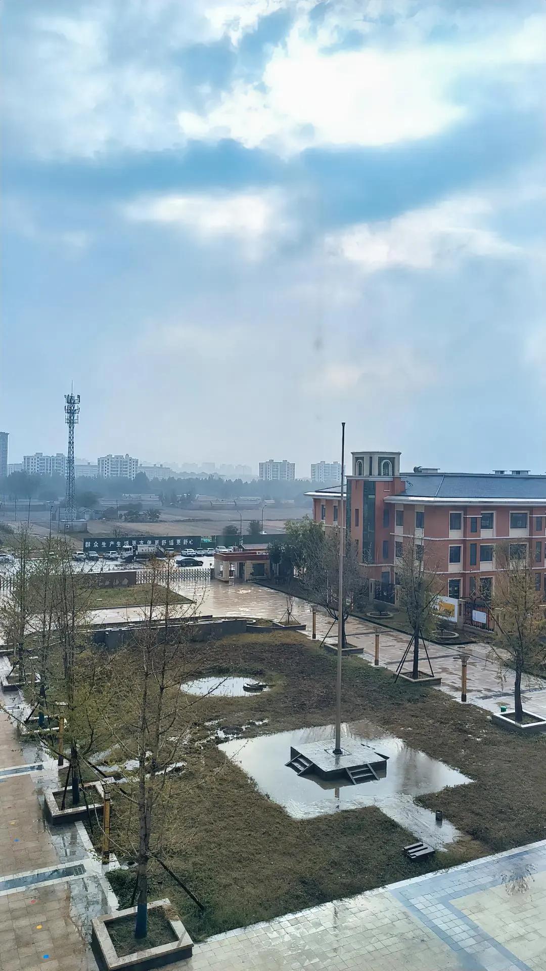 今天早上，看好友的头条，她写了一句：今年的气温奇奇怪怪，像更年期女人变化多端的怪