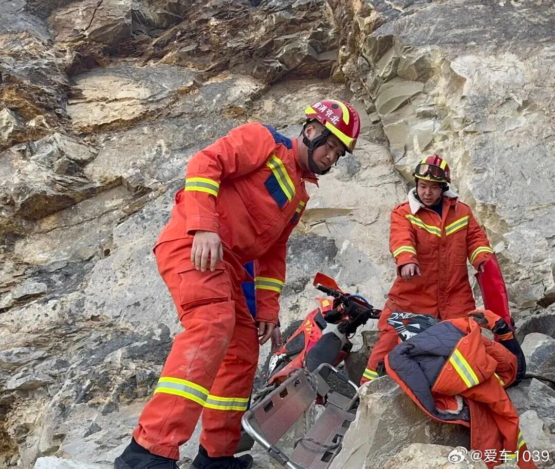【爱车安全贴士 北京一男子骑摩托跑山，连人带车跌落悬崖…】近日，一男子在门头沟区