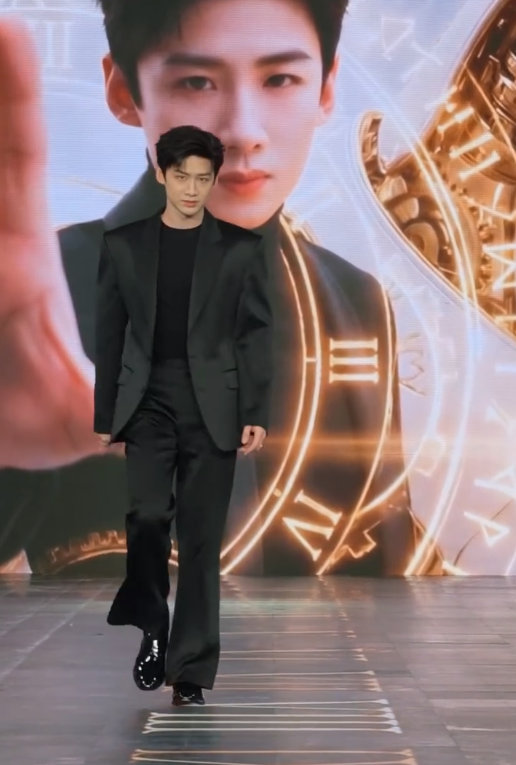 白敬亭品质盛典红毯开毯嘉宾 白敬亭黑衣白马自带气场 白敬亭品质盛典红毯开毯嘉宾，