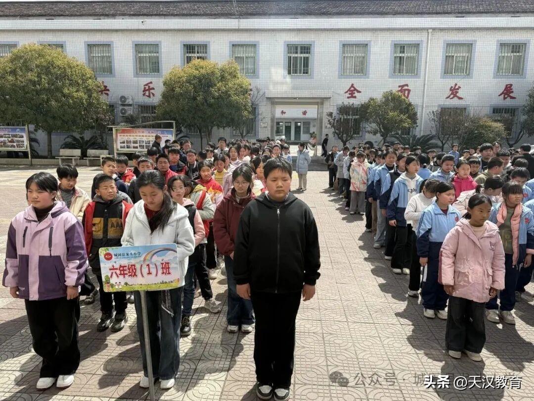 3月20日，城固县龙头小学组织开展了学雷锋月卫生清扫志愿活动。
梁校长作动员讲话