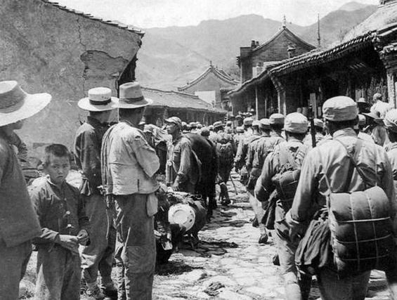 八路军夜袭清丰县城
1945年夏天，冀鲁豫平原的麦子快熟了。那时候的麦田不是现在