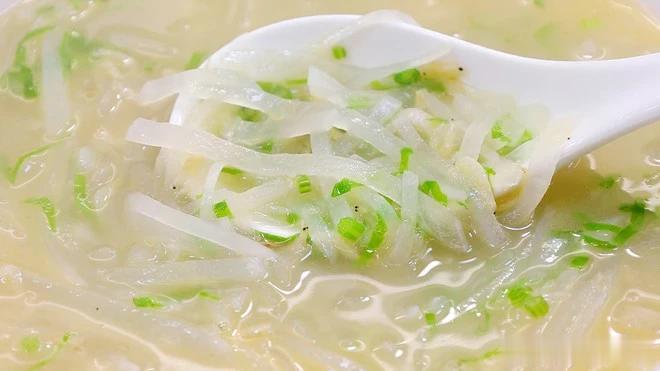 #晒晒我的拿手菜# 
萝卜丝汤
一个萝卜,一碗汤,吃出满满的幸福。天冷了，热乎热