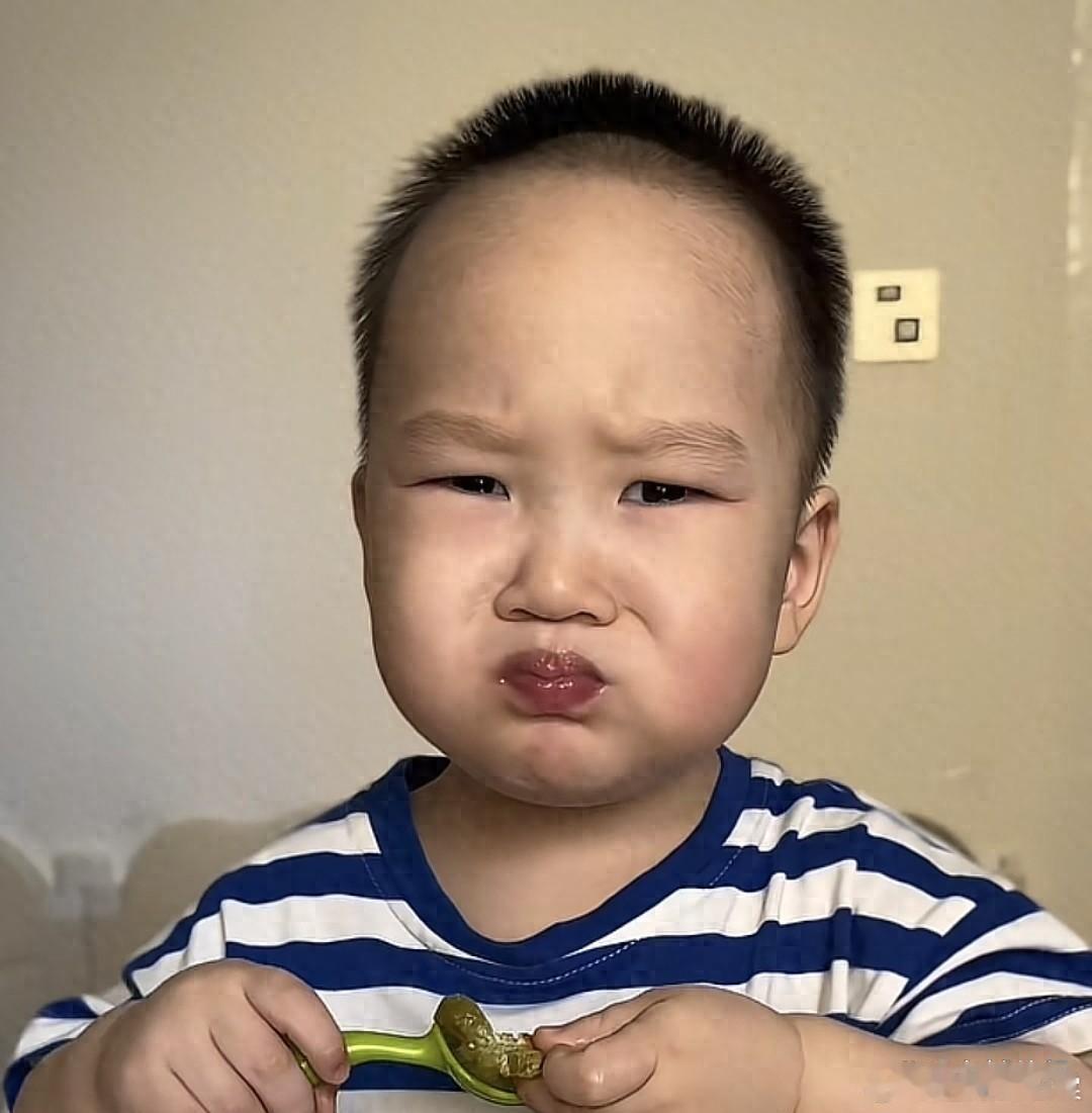 2岁“吃播”米乐被曝摆拍，为流量逼娃暴食损健康，网友痛批：真没底线！ 