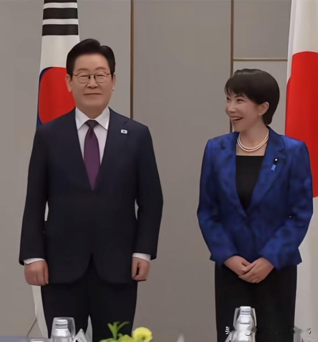 李在明访问奈良期间，高市早苗亲自前往其下榻的宾馆迎接，两人还秀起了架子鼓，一副“