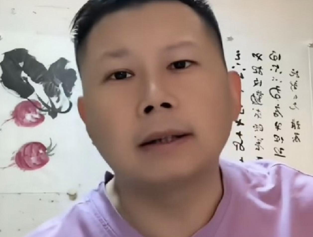 何云伟：带艺投师不是笑话，我的几个徒弟，也是带艺投师啊。

被弹幕戳了痛处，何云
