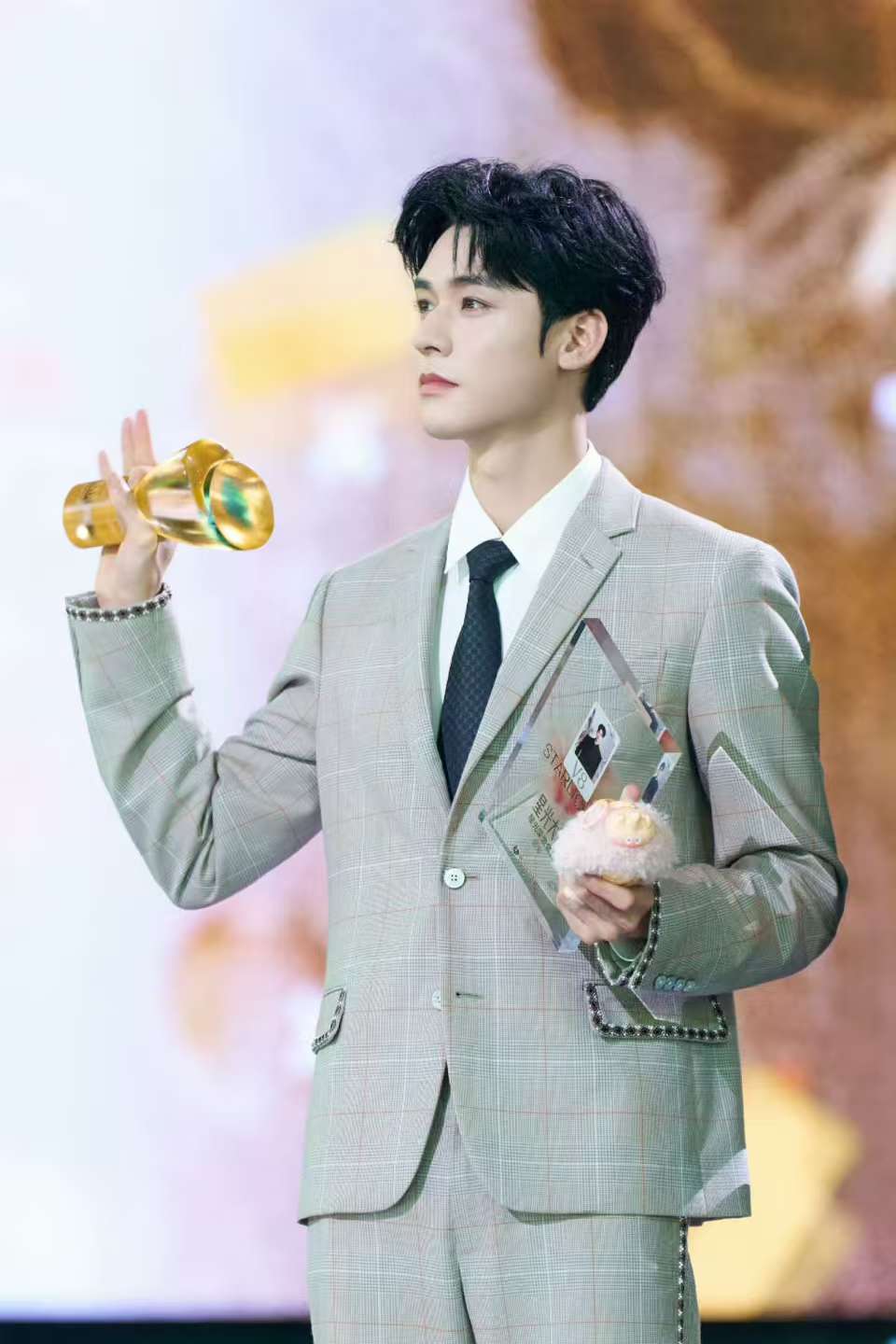 龚俊领奖照龚俊星光大赏出图龚俊星光大赏出图，领奖照，