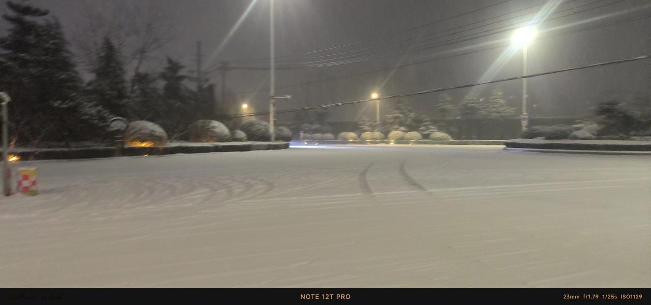 风雪夜漫步雪中独享共乐