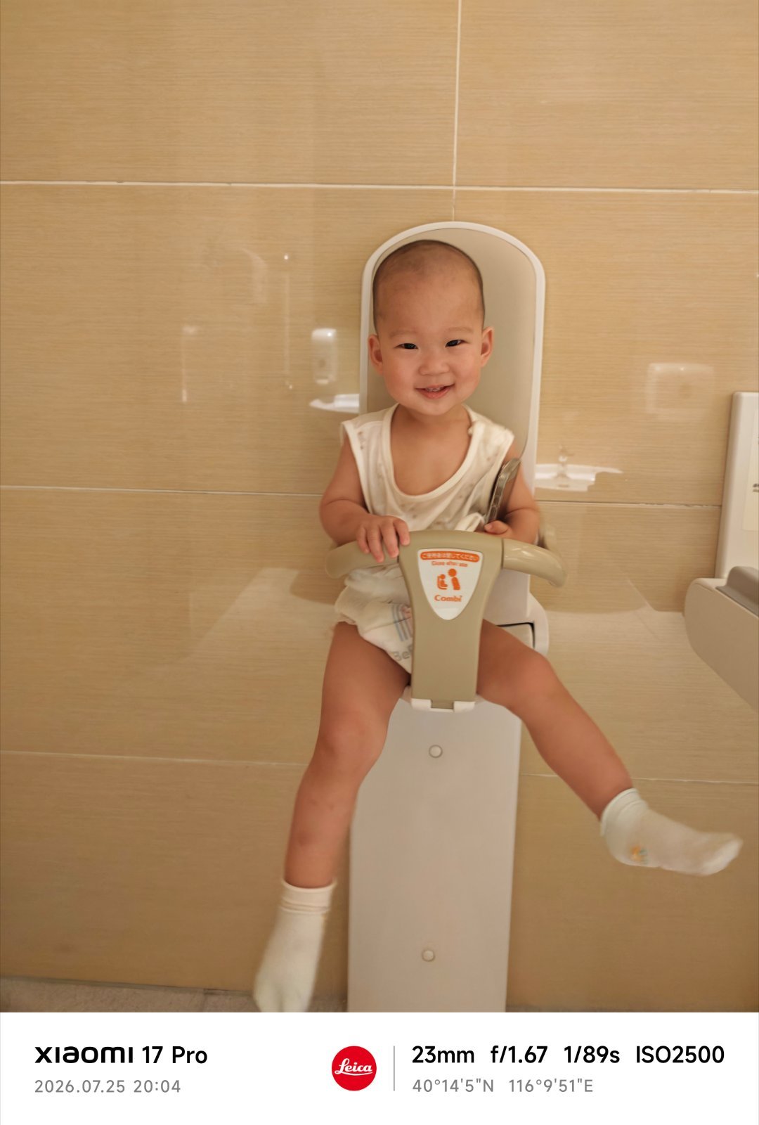 小哥现在醒来第一件事站起来 拉我 然后大喊 走 出去