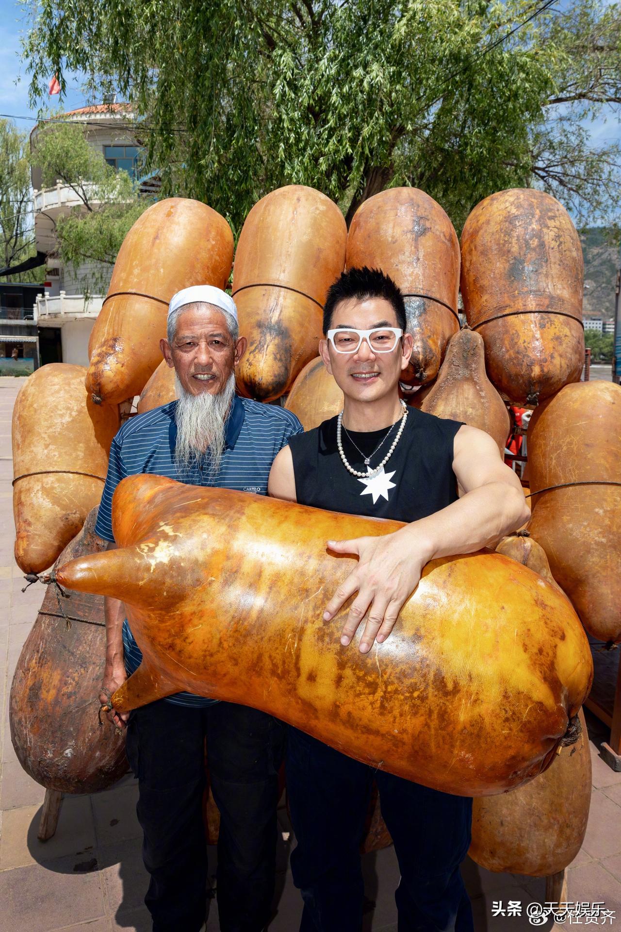 任贤齐时隔16年重返兰州。
故地重游，再次体验羊皮筏子，
曾经迎接他的老师傅，却