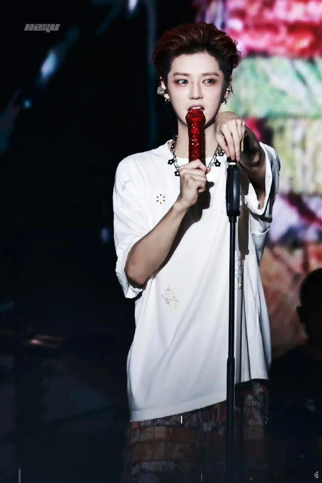 鹿晗火了这么久是有原因的[可怜] 