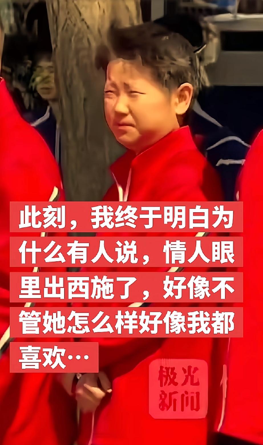 不说出来，大家知道这是莎莎吗？
你看这一头不听话的头发，还有眯起来的眼睛。脸蛋皱