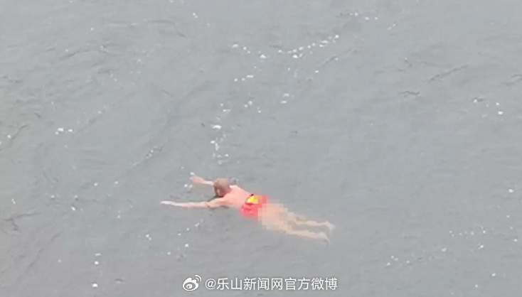 没有大爷在乎的人了。市民喊话江中裸泳男子穿条裤衩