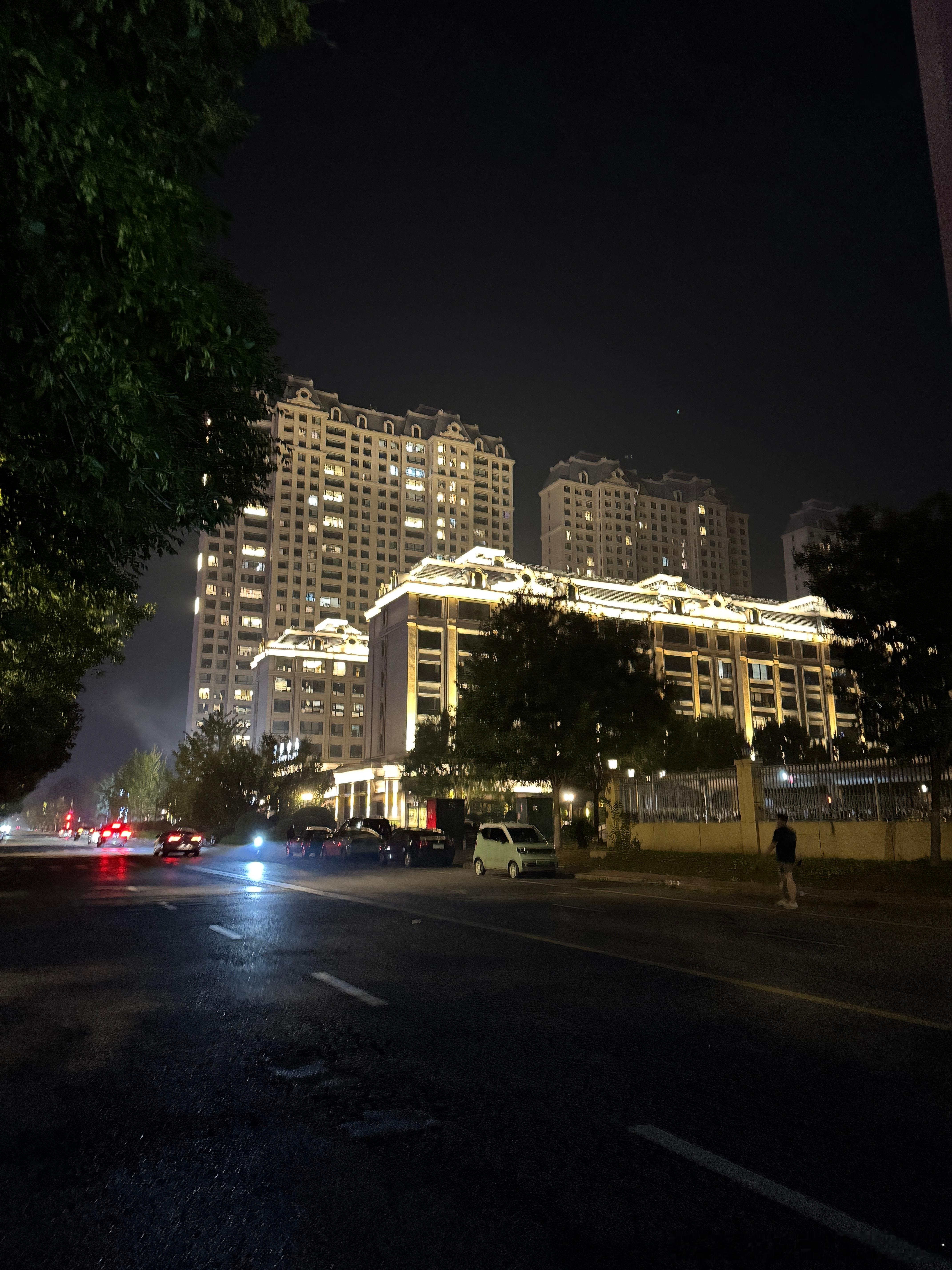 这个季节夜跑最舒服了[笑而不语]跑步 ​​​