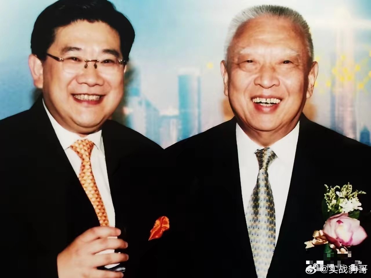惊闻董建华先生驾鹤西去，不胜悲痛[流泪][流泪]！遥想与董建华先生晤面，至今历历