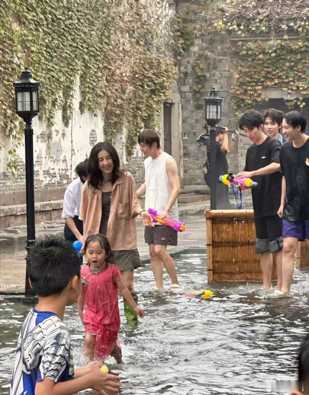 乌镇偶遇综艺节目录制，张子枫被小屁孩疯狂滋水，何炅快笑疯了！ ​​​
