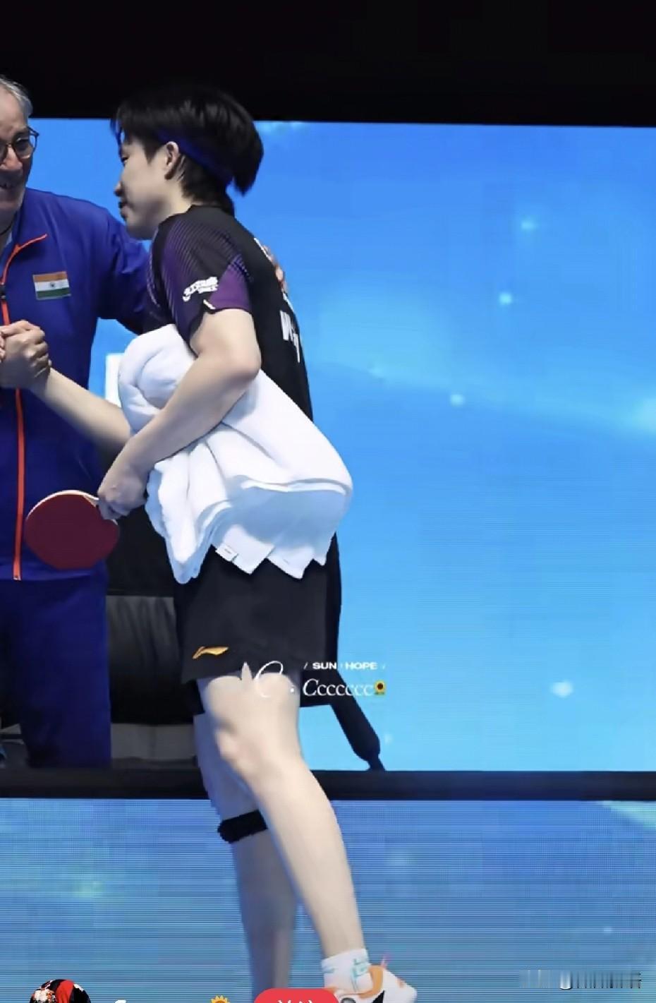 这个印度教练也很喜欢王楚钦。
王楚钦每次比赛结束后都会小跑几步过去跟对方教练握手