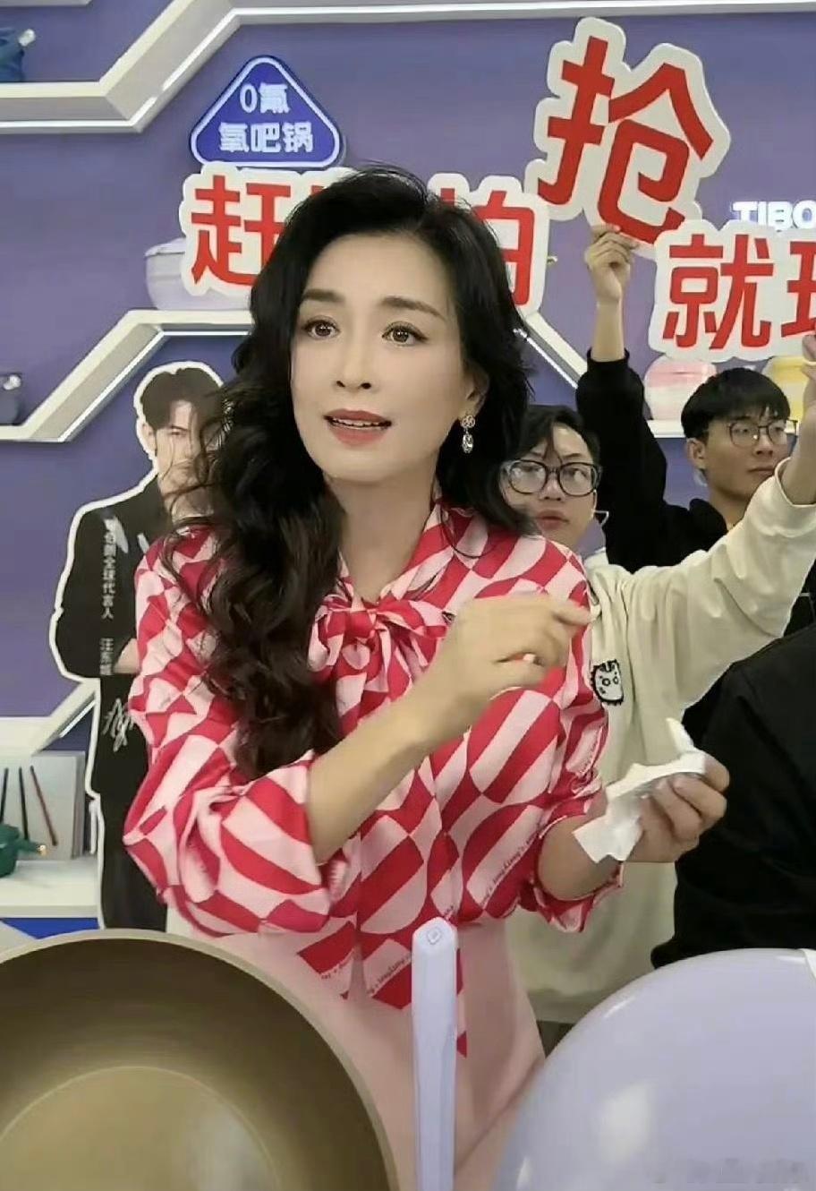 【 张庭直播7小时仅卖267万 】12月10日，演员张庭在某电商平台个人账号开播