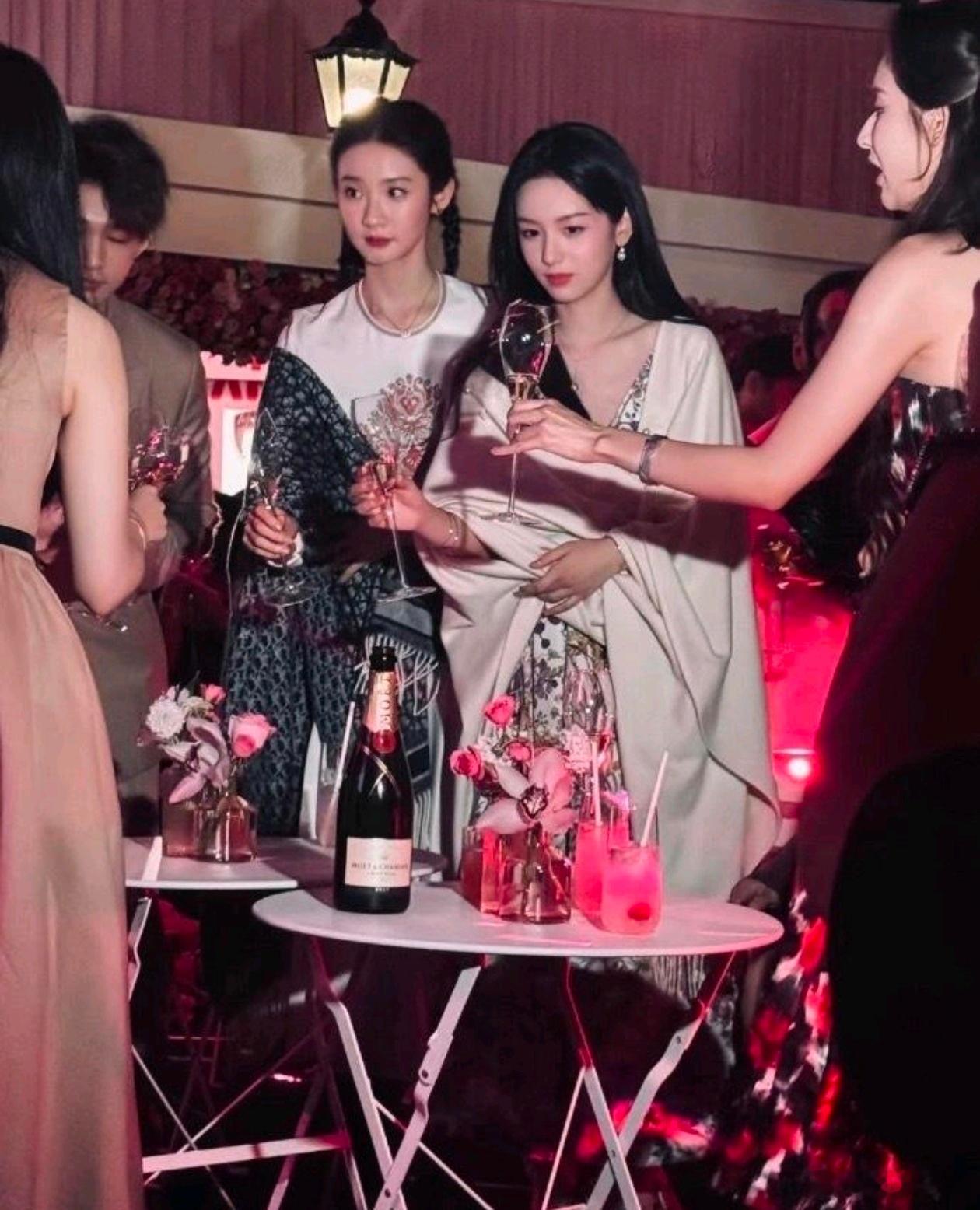 “终于理解霸总为什么能在人群中一眼锁定女主了，这一看谁能不为她倾倒” 