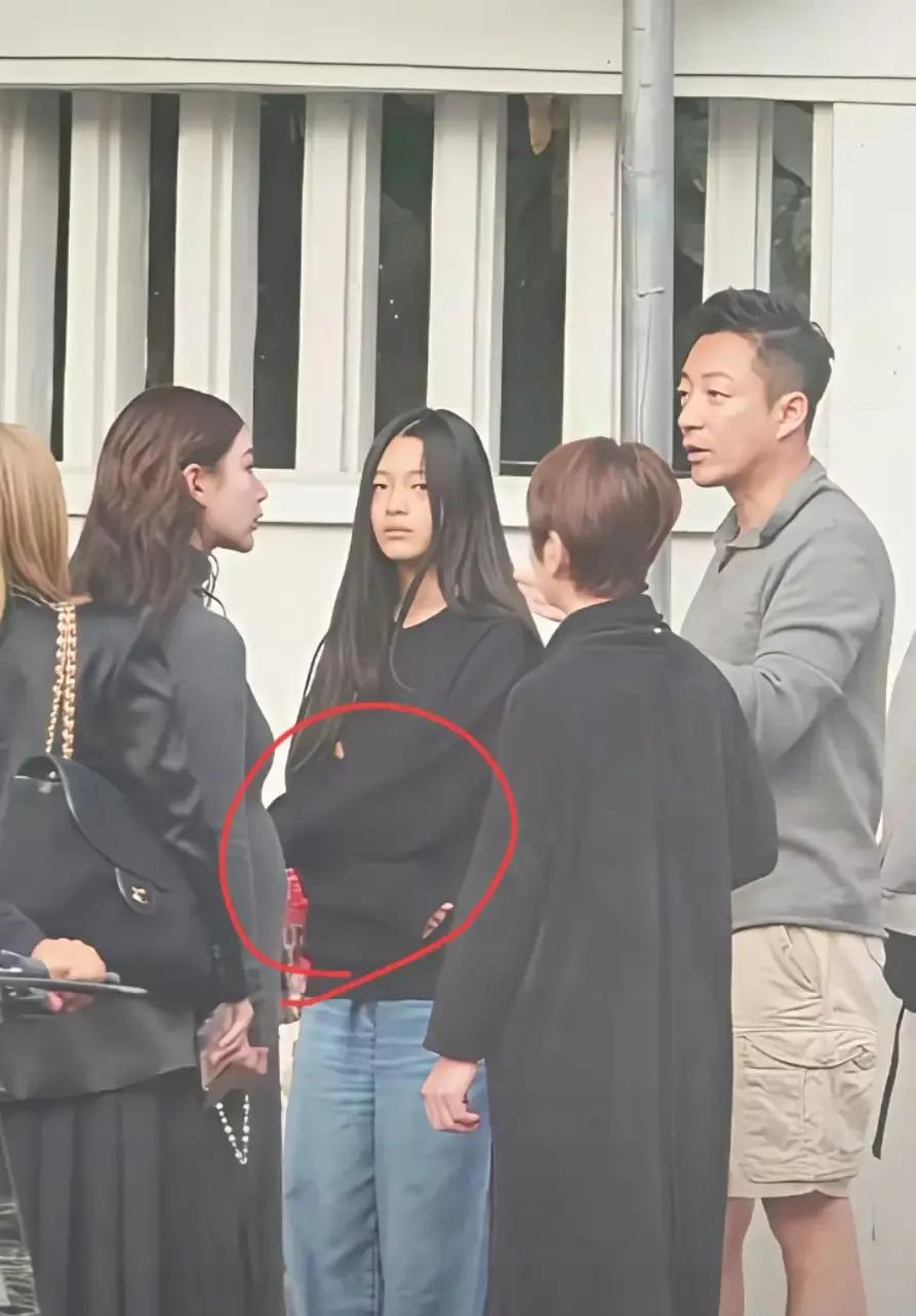 有奶奶爸爸的百般宠爱，也代替不了妈妈。
大S猝逝，最伤心的应该是小玥儿，毕竟她也