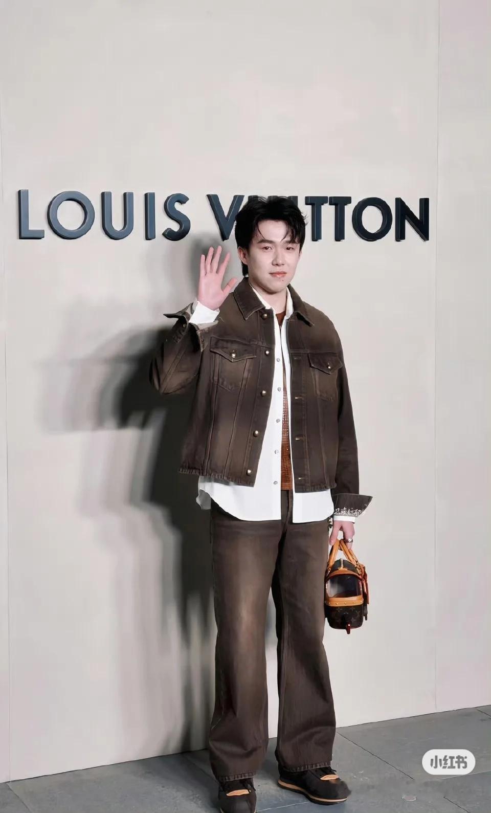 路易威登品牌大使王楚钦真的好帅啊！又被小王帅到了！
温润如玉这个词就是说的楚钦吧