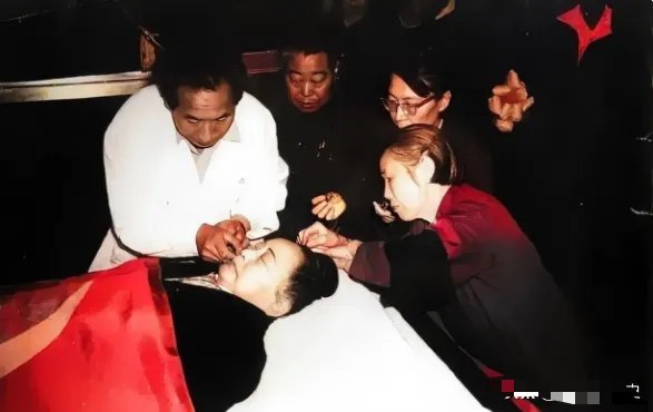 1981年，九十岁高龄的宋庆龄在北京安详病逝。留下的遗容照片中，她静静躺在床上，