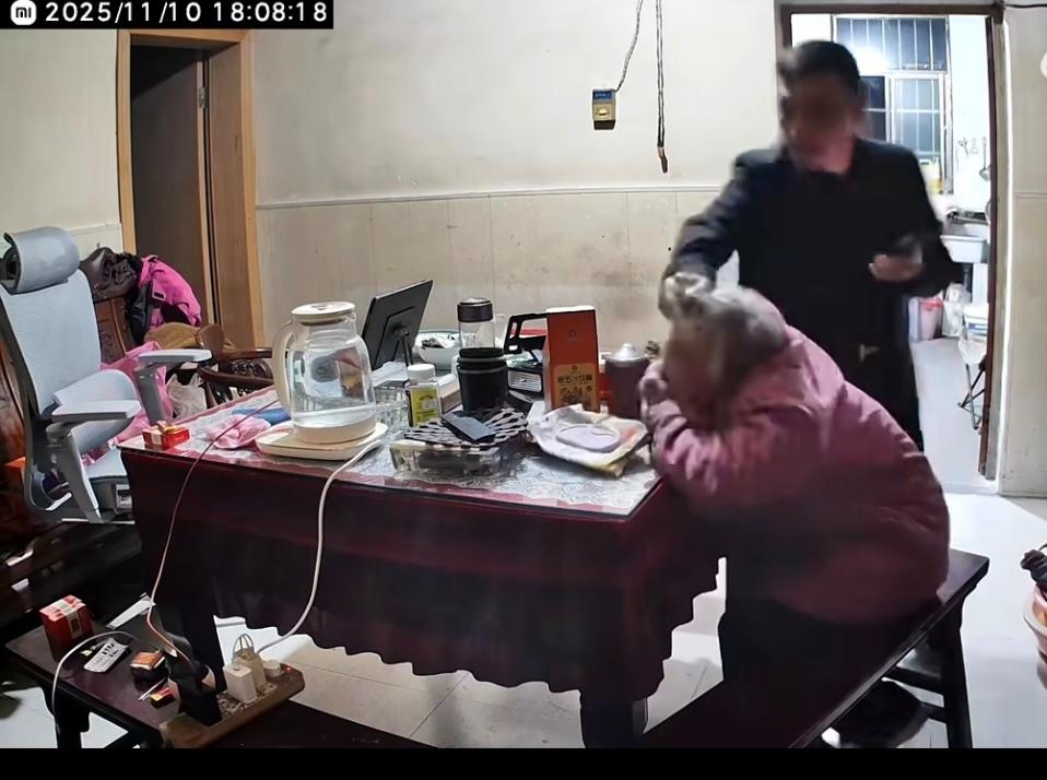 这名男子的行为，真是让人神共愤。

11月10日，在江苏嘉泽镇，一男子与93岁的