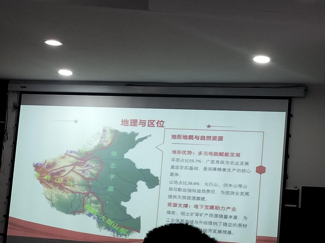 河南的风土人情
    豫南风味，偏辣，尤以信阳菜为最，豫北风味，偏淡，尤以新乡