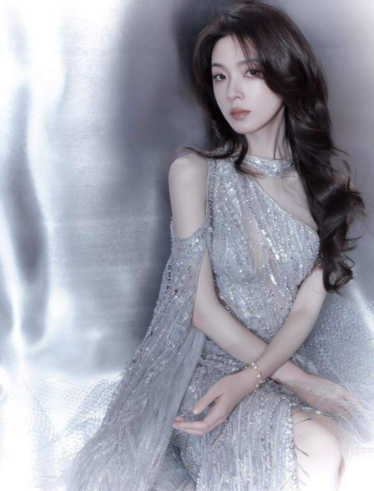 陈瑶的气质清冷又精致，这身灰色露肩长纱裙非常能衬托她的“易碎感”和高级感[给力]
