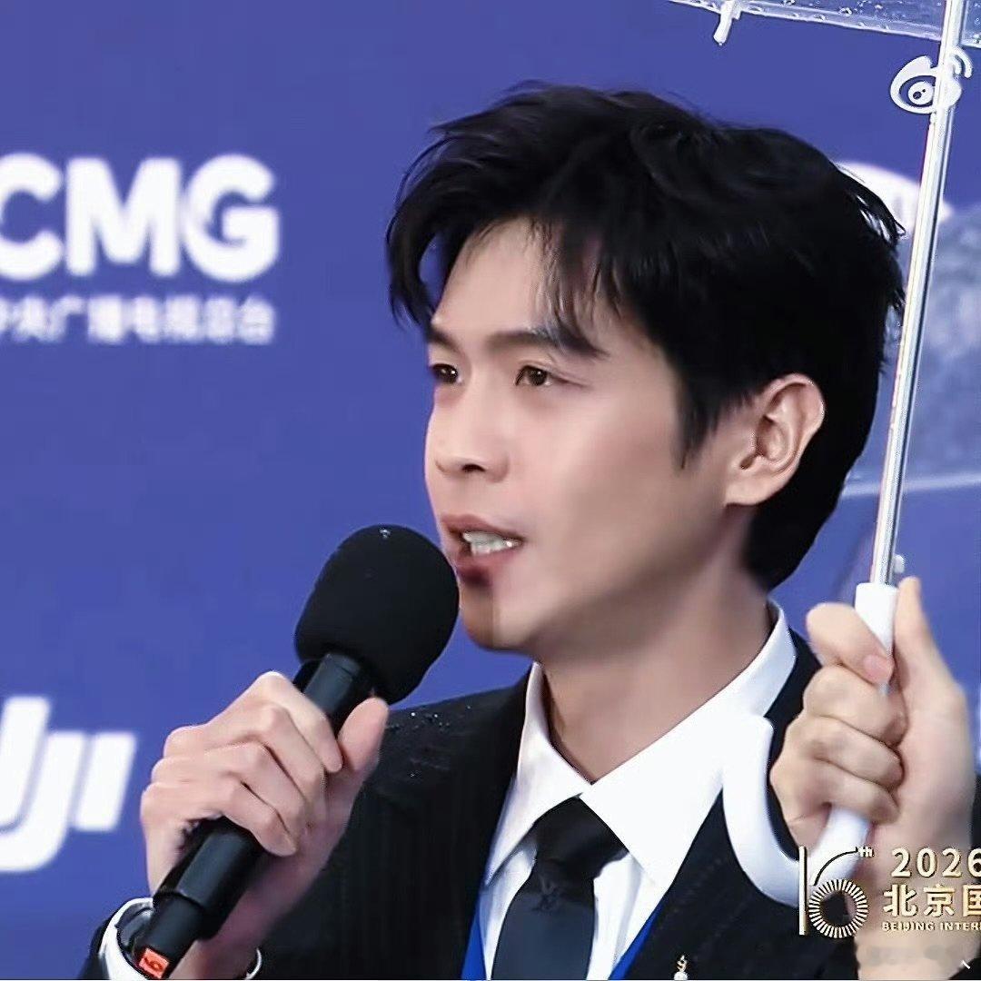 张若昀红毯瞬间有了班味儿张若昀红毯走出了去开会的气场笑疯了！张若昀红毯瞬间有了班