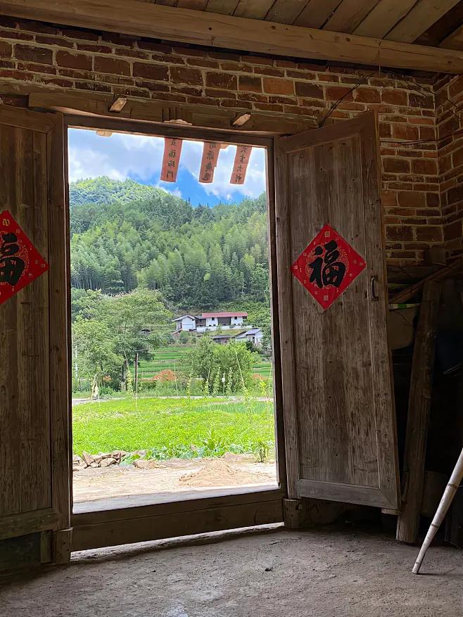 回不去的故乡！

故土
文/袁森林

又回故土桂林庄，满目残垣无梓桑。
山上未听