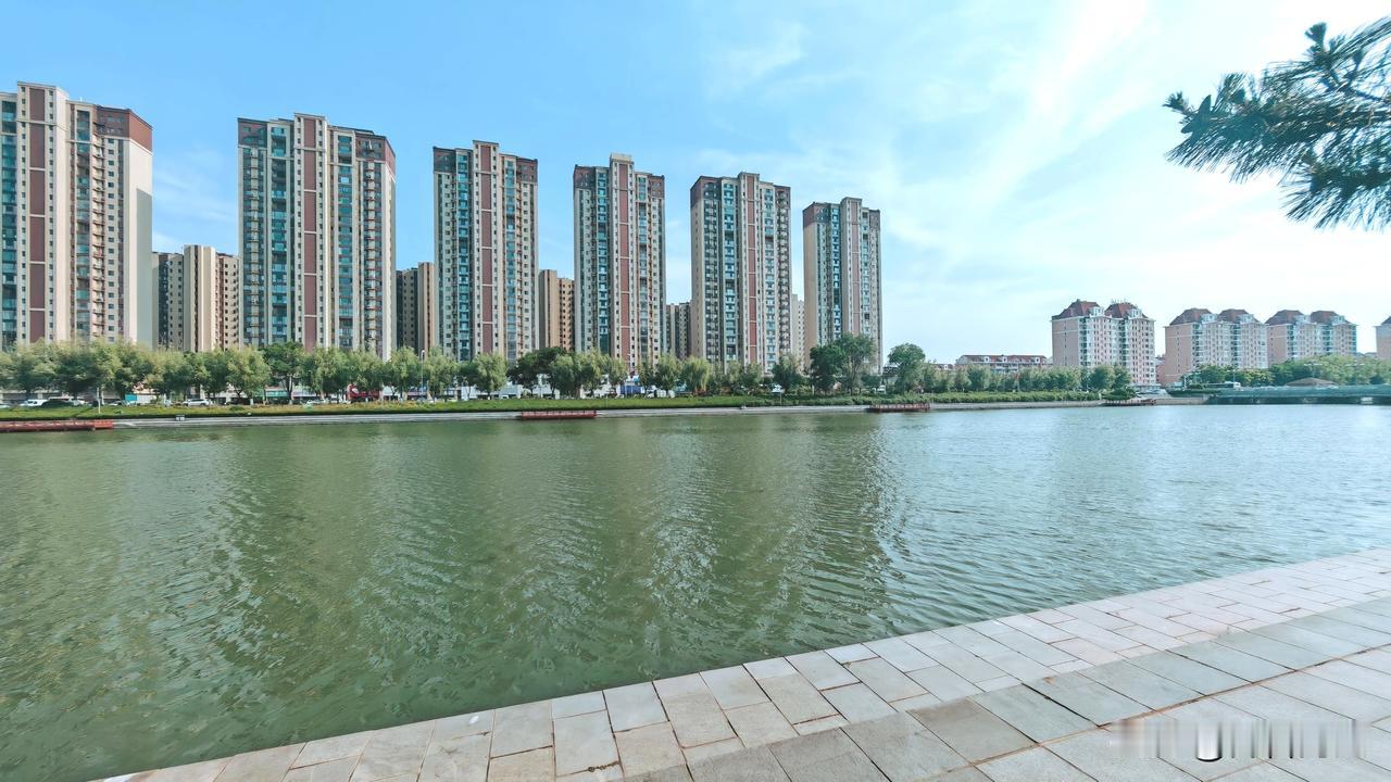 这样的美景房，是喧嚣尘世中的一方净土，是疲惫心灵的最佳归宿。住在抱龙河畔，烟火人