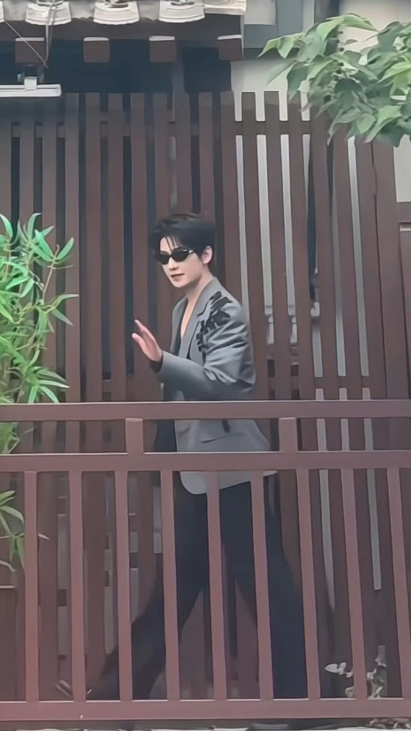 杨洋去清明上河园了杨洋来开封清明上河园啦！！ 妈妈呀，谁懂这个回头杨洋 清明上河