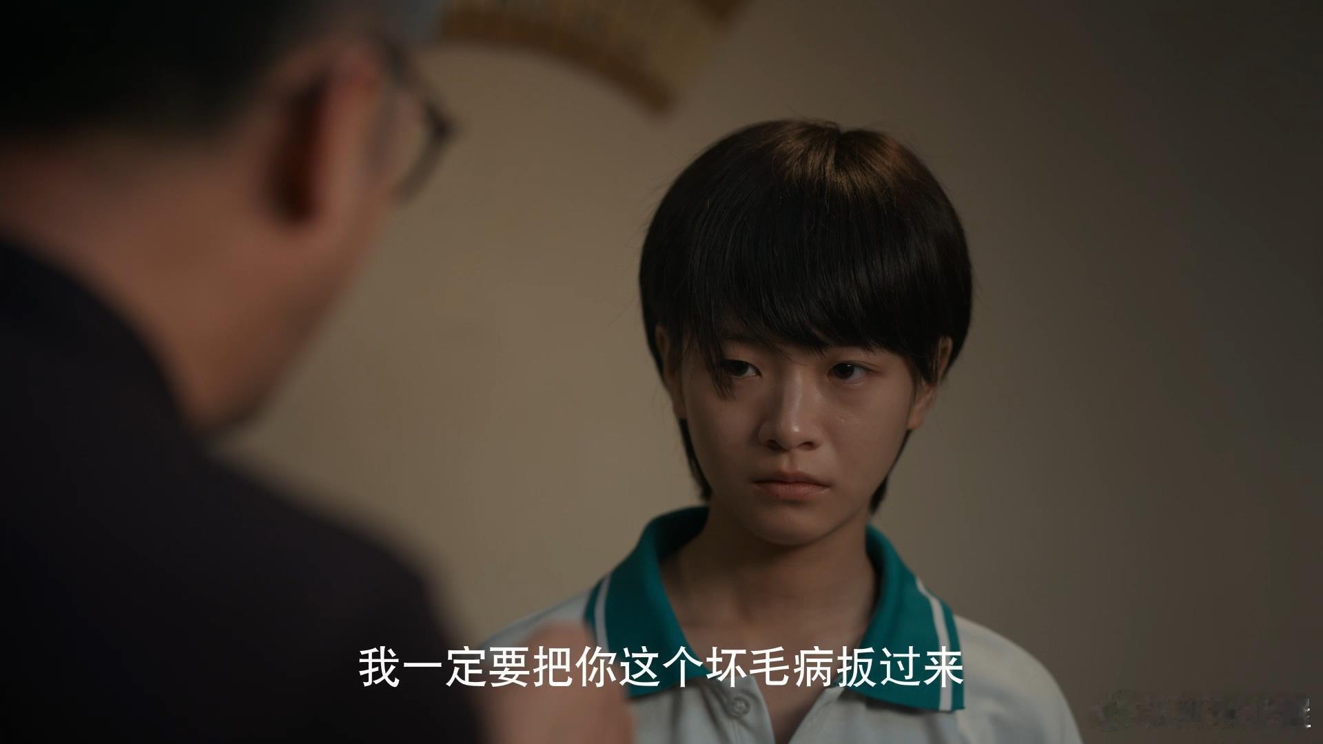 在校被同学霸凌回家被爸妈背刺  吴秀雅转学到新校因为裙子和座位被班花刁难，因为不