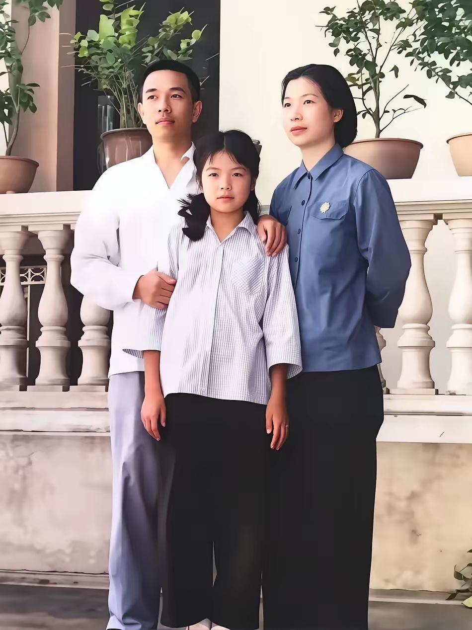 翻看这张五十年代的老照片，陶铸、曾志带着女儿陶斯亮笑容平和，画面安稳又温馨。
 