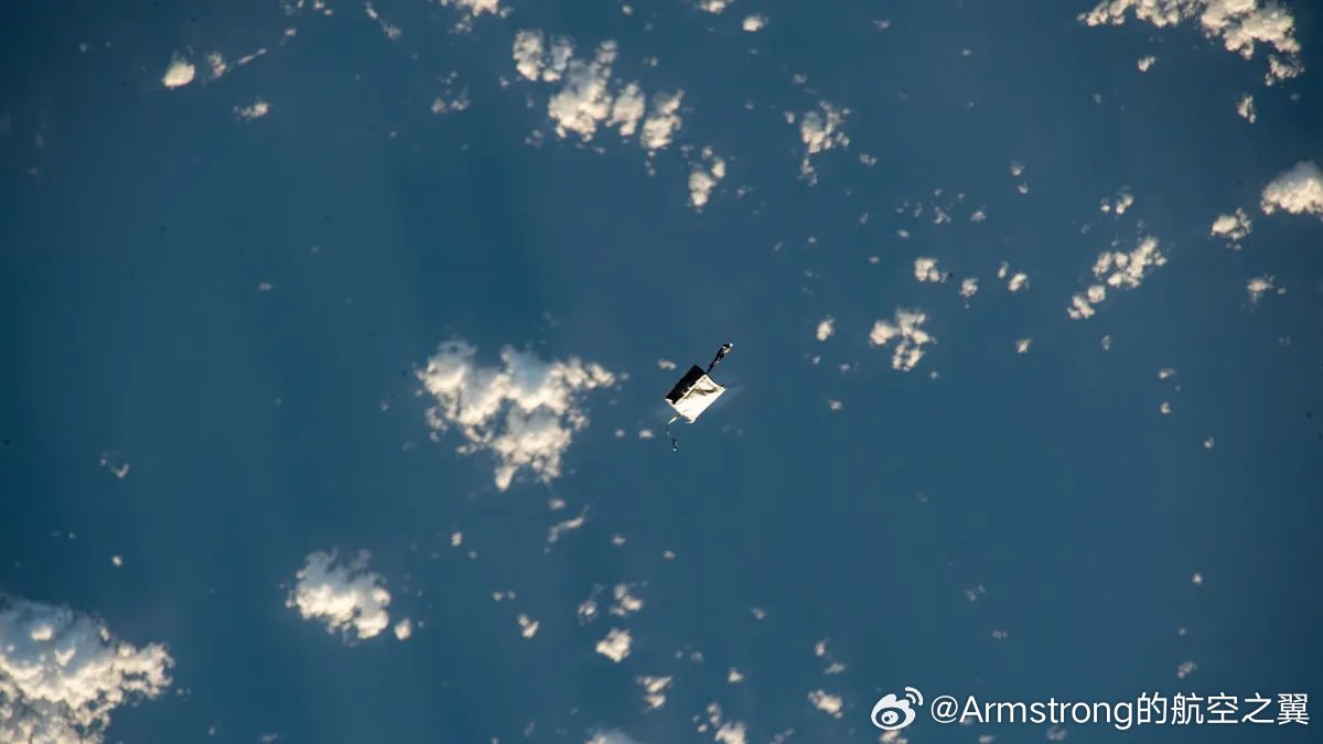 在2023年11月的一次国际空间站舱外活动中，宇航员不慎丢失了一个价值约10万美