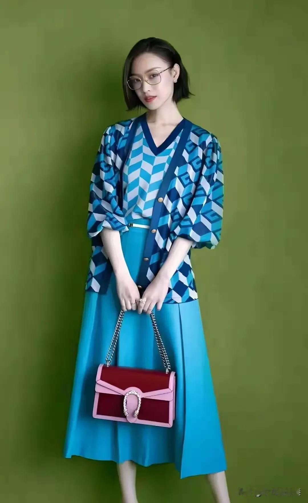 倪妮是普通颜值里面气质满分的女人！
她的演技也是年轻一代里面最好的，她在演员这条