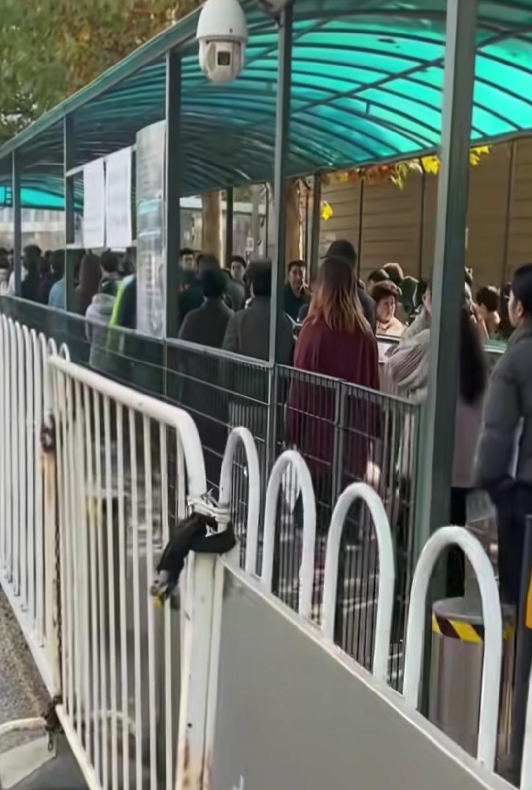 前几天路过美国驻中国大使馆门口，看到大家排了长长的队伍，听有的人说已经排了好几个