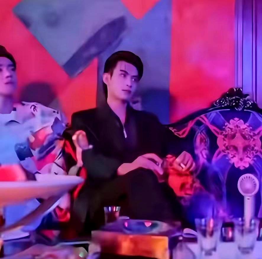 就一个眼神，刚搭上樊霄肩膀的手，吓得诗力华当场缩了回去。
 
你以为生日会上，樊