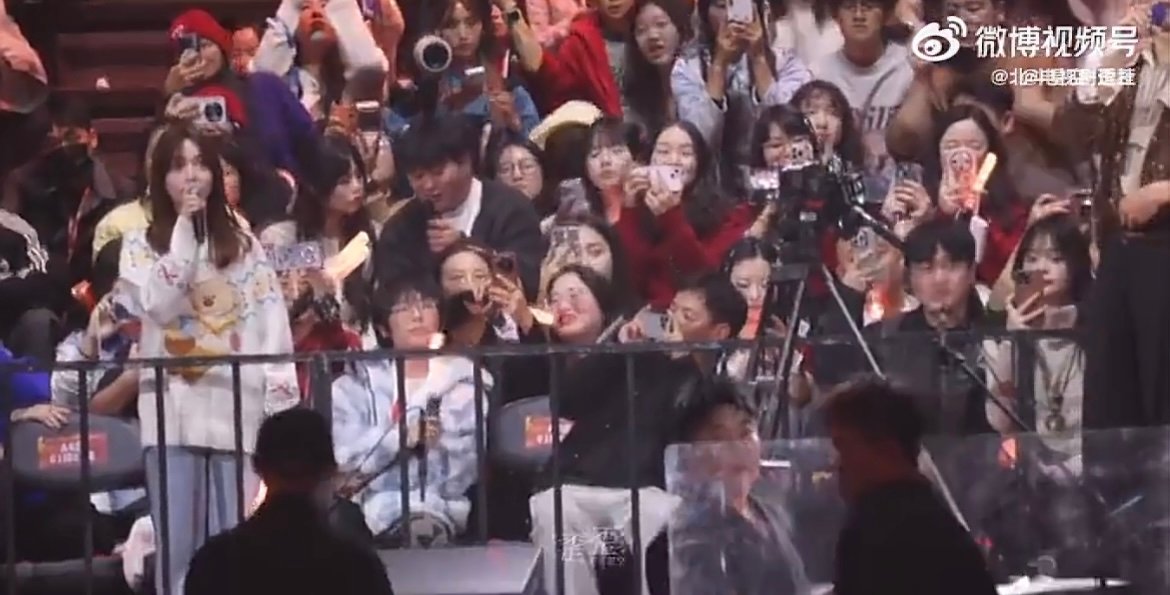 张杰演唱会幸运观众黄霄雲 慕了！黄霄雲去张杰演唱会还中黄金大奖，《声生不息》演绎