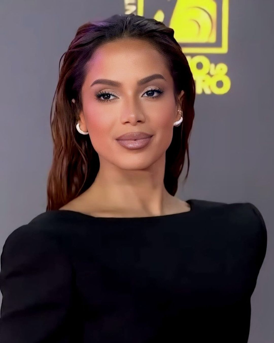 巴西性感女歌手Anitta 参加颁奖典礼，身穿Mugler 2024春夏系列亮相