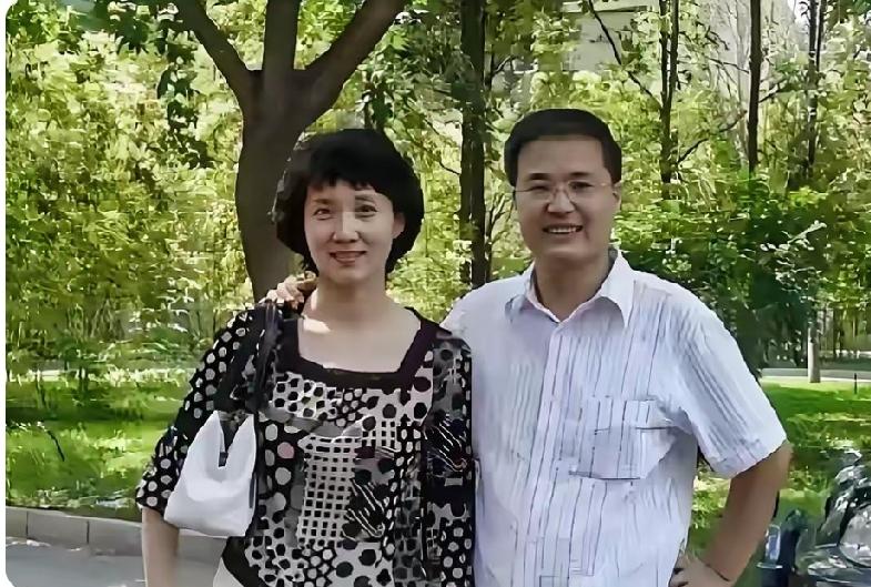这小伙真不错，找到了人们赞不绝口的靓女人！
         帅男比美女大十岁，