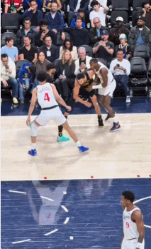 看着库里被拉被拽不吹？
勇媒吐槽裁判：吹罚太垃圾了

这样的拉拽球衣，是非常明显