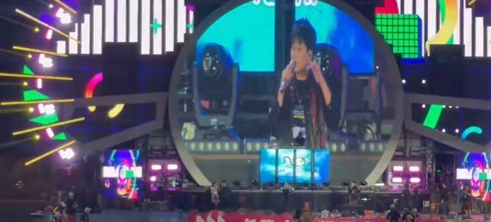 #苏醒到广州才艺再上新#现场气氛好热闹哦，太好玩了吧，这样听歌太享受了，苏醒真的