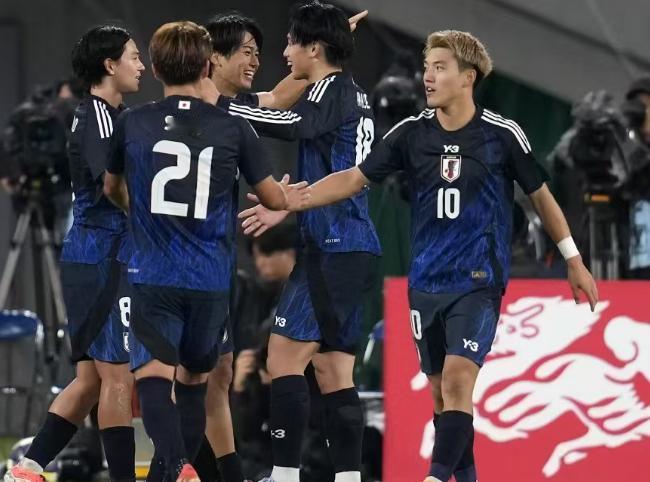 不得不佩服日本足球的匠人精神，和中国队几乎是同时期的职业化，日本队走在一条正确的