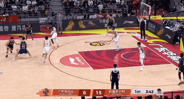 广东男篮今晚在主场以111比89击败新疆男篮，拒绝连败，很不容易。今晚在广工看粤